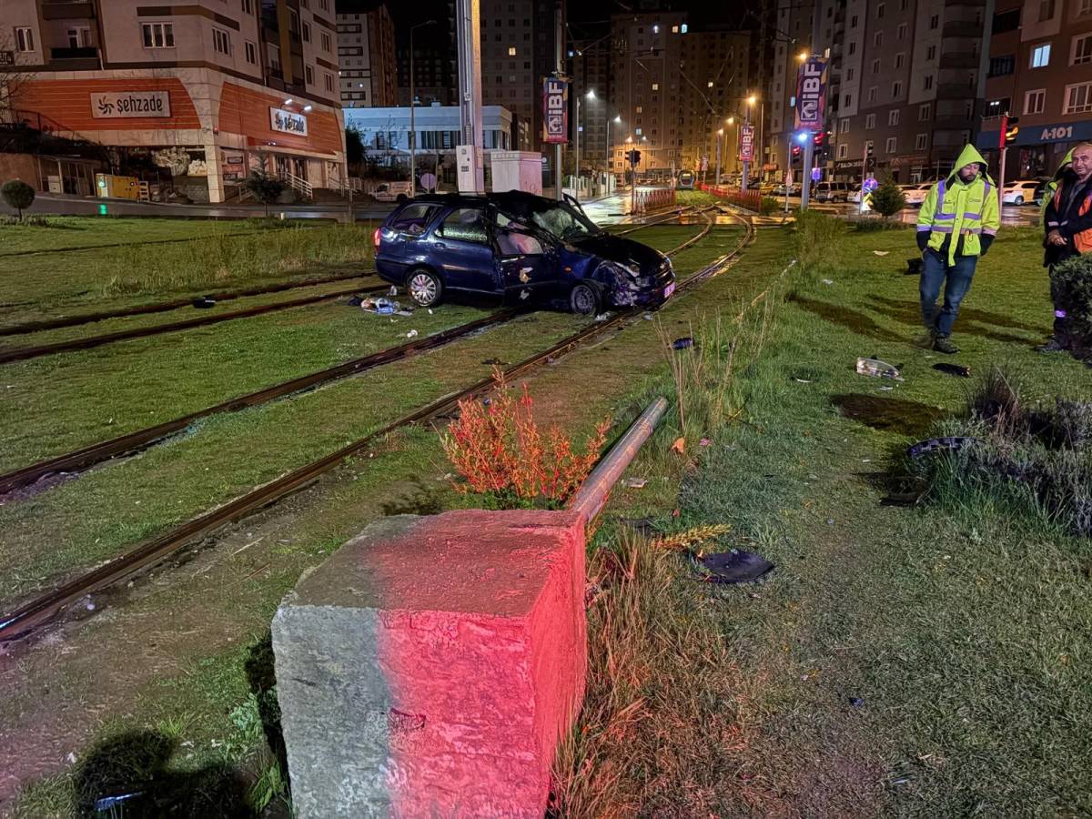 OTOMOBİL DİREĞE ÇARPARAK DURABİLDİ