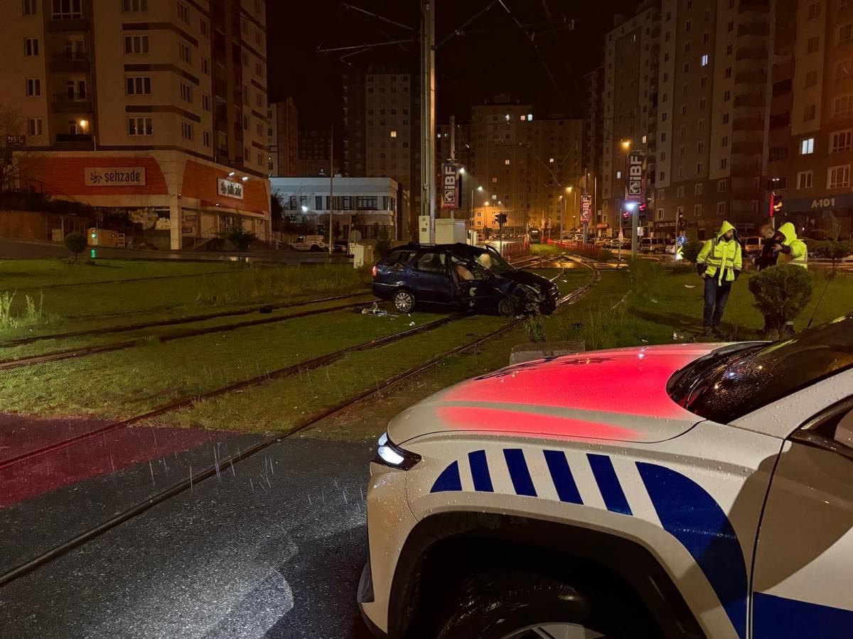 OTOMOBİL DİREĞE ÇARPARAK DURABİLDİ