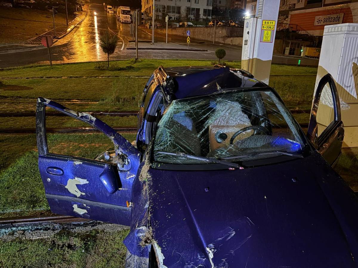 OTOMOBİL DİREĞE ÇARPARAK DURABİLDİ