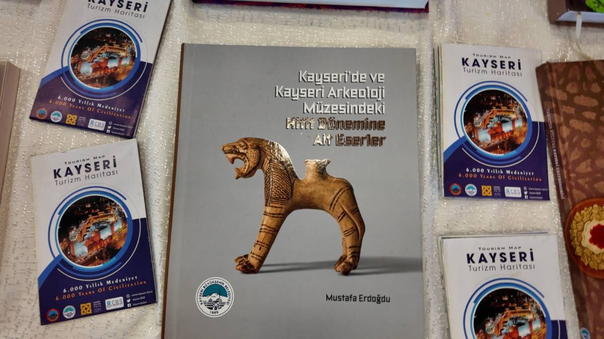 BÜYÜKŞEHİR'İN KÜLTÜR STANDI 8. KAYSERİ KİTAP FUARI'NA RENK KATIYOR