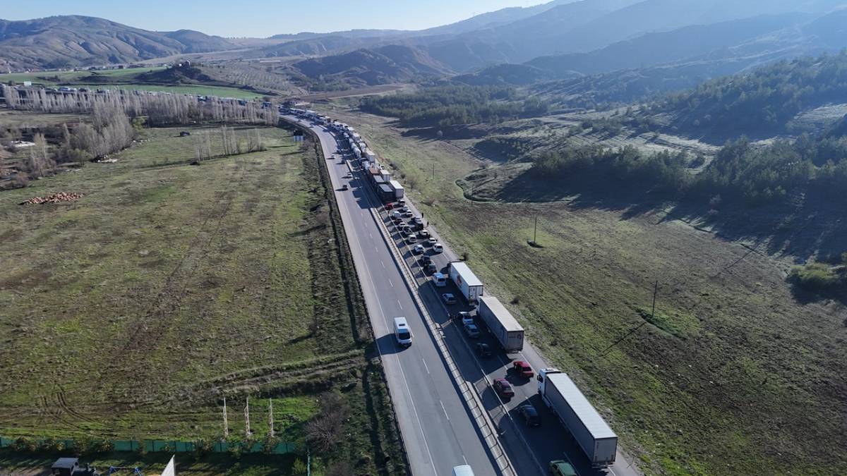 TIR DEVRİLDİ, KAYSERİ-SİVAS YOLUNDA UZUN ARAÇ KUYRUĞU OLUŞTU