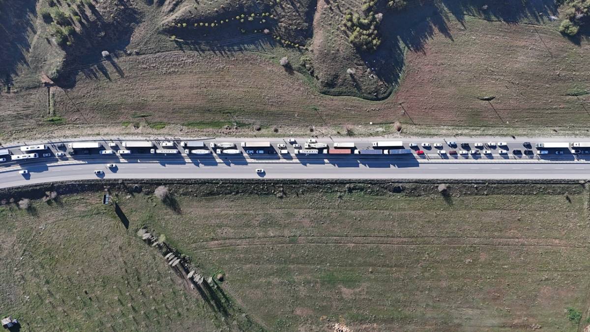 TIR DEVRİLDİ, KAYSERİ-SİVAS YOLUNDA UZUN ARAÇ KUYRUĞU OLUŞTU