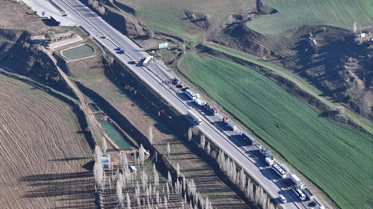 TIR DEVRİLDİ, KAYSERİ-SİVAS YOLUNDA UZUN ARAÇ KUYRUĞU OLUŞTU