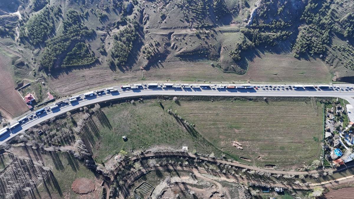TIR DEVRİLDİ, KAYSERİ-SİVAS YOLUNDA UZUN ARAÇ KUYRUĞU OLUŞTU