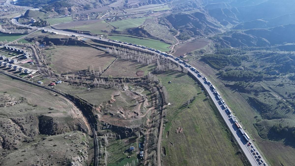 TIR DEVRİLDİ, KAYSERİ-SİVAS YOLUNDA UZUN ARAÇ KUYRUĞU OLUŞTU