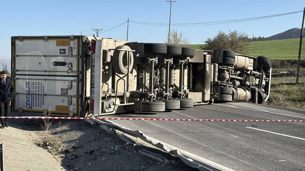 TIR DEVRİLDİ, KAYSERİ-SİVAS YOLUNDA UZUN ARAÇ KUYRUĞU OLUŞTU