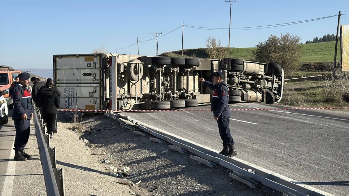 TIR DEVRİLDİ, KAYSERİ-SİVAS YOLUNDA UZUN ARAÇ KUYRUĞU OLUŞTU