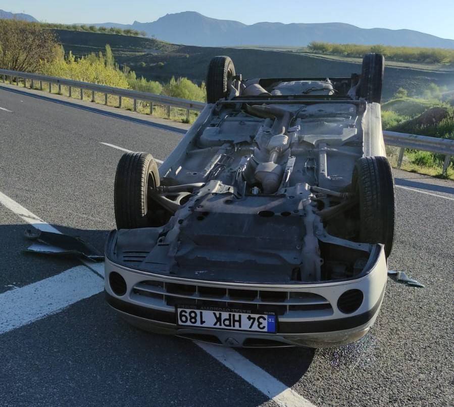 OTOMOBİL TAKLA ATIP TERS DÖNDÜ