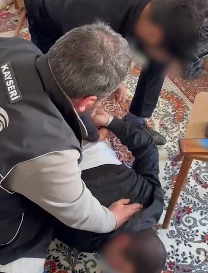 UYUŞTURUCU TACİRİ YAKALANDI