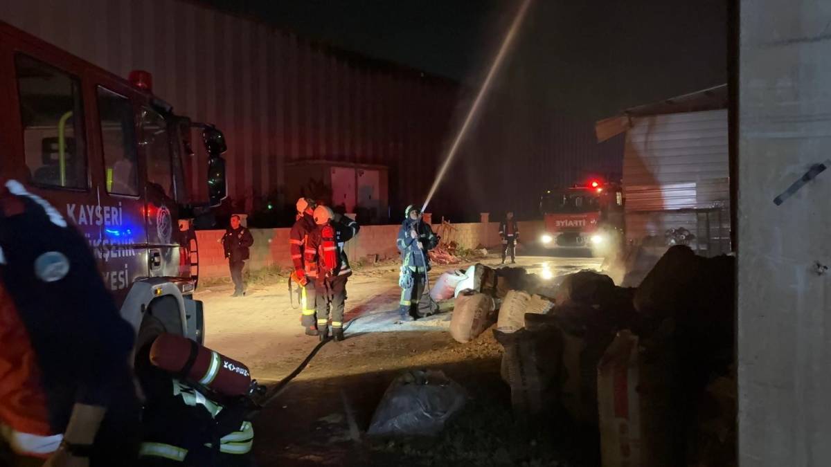 SÜNGER FABRİKASINDA YANGIN