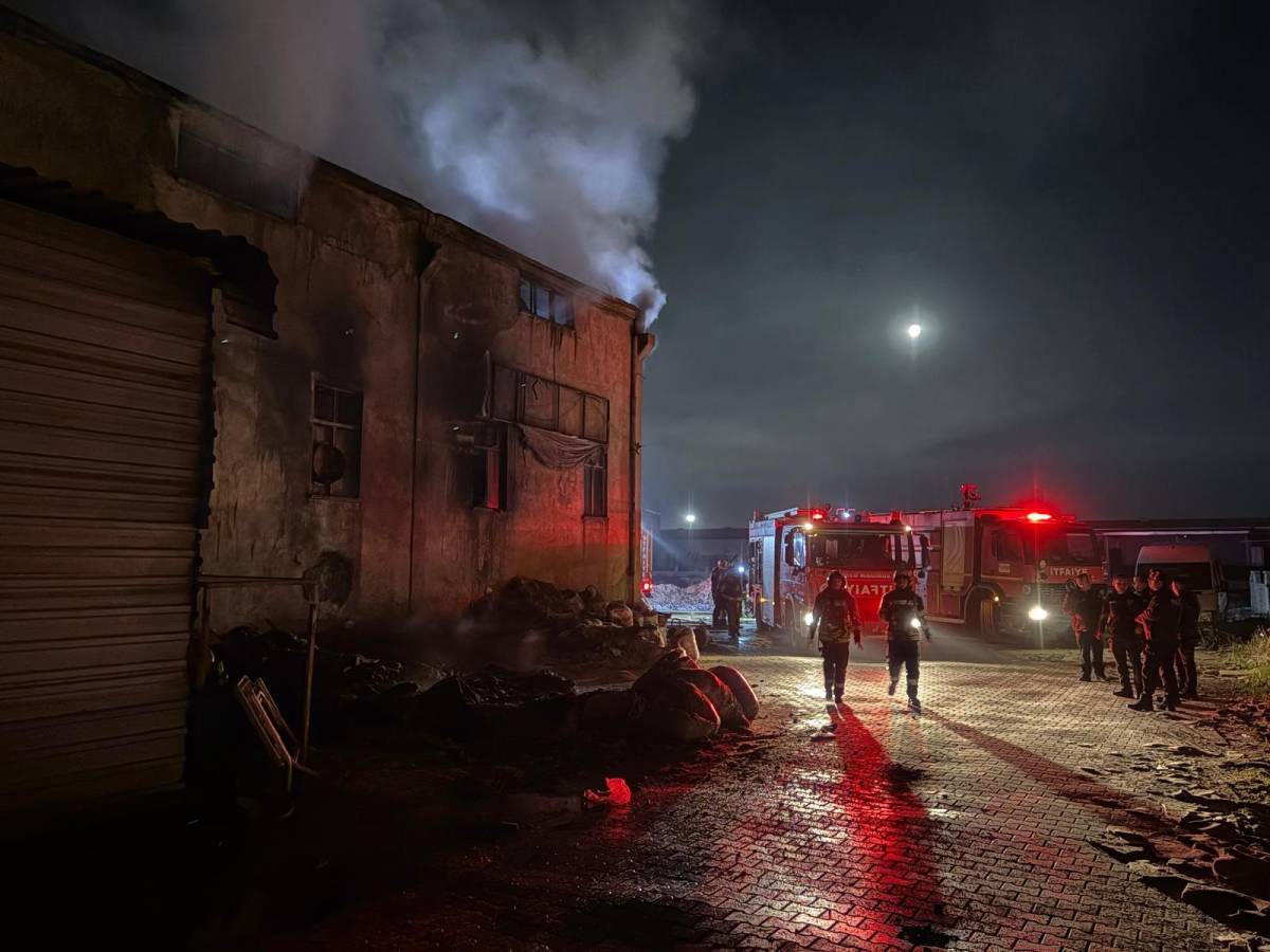 SÜNGER FABRİKASINDA YANGIN