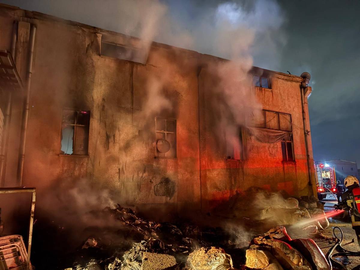 SÜNGER FABRİKASINDA YANGIN