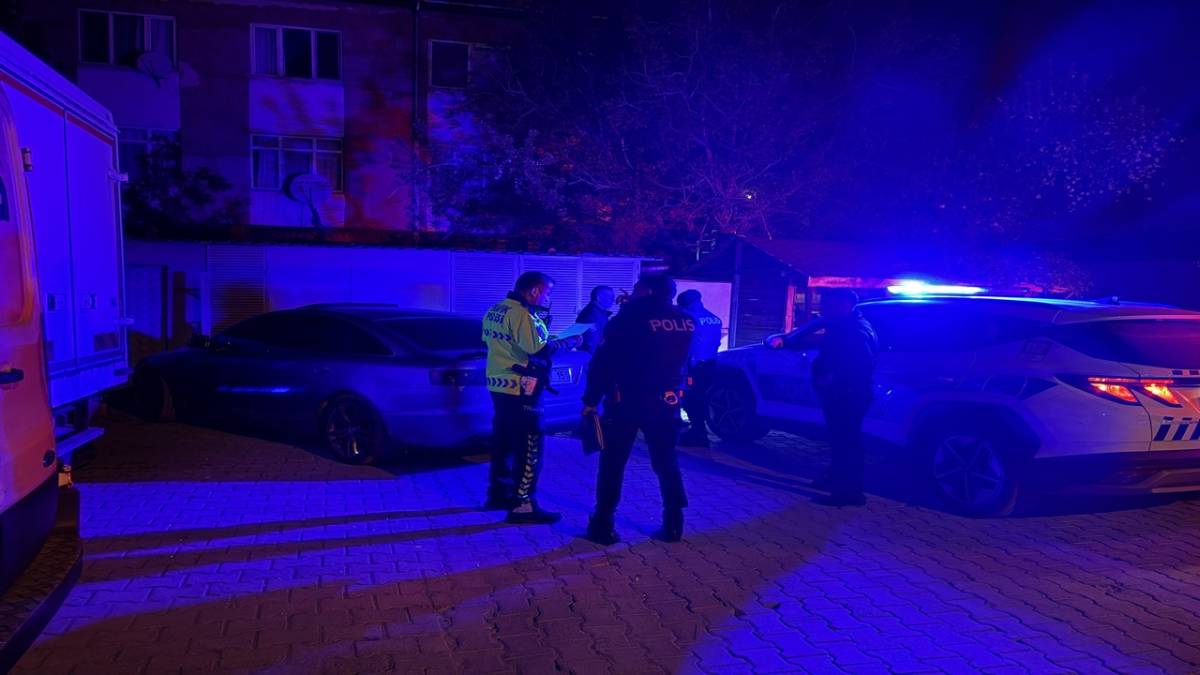 OTOMOBİLİ BIRAKIP KAÇTI