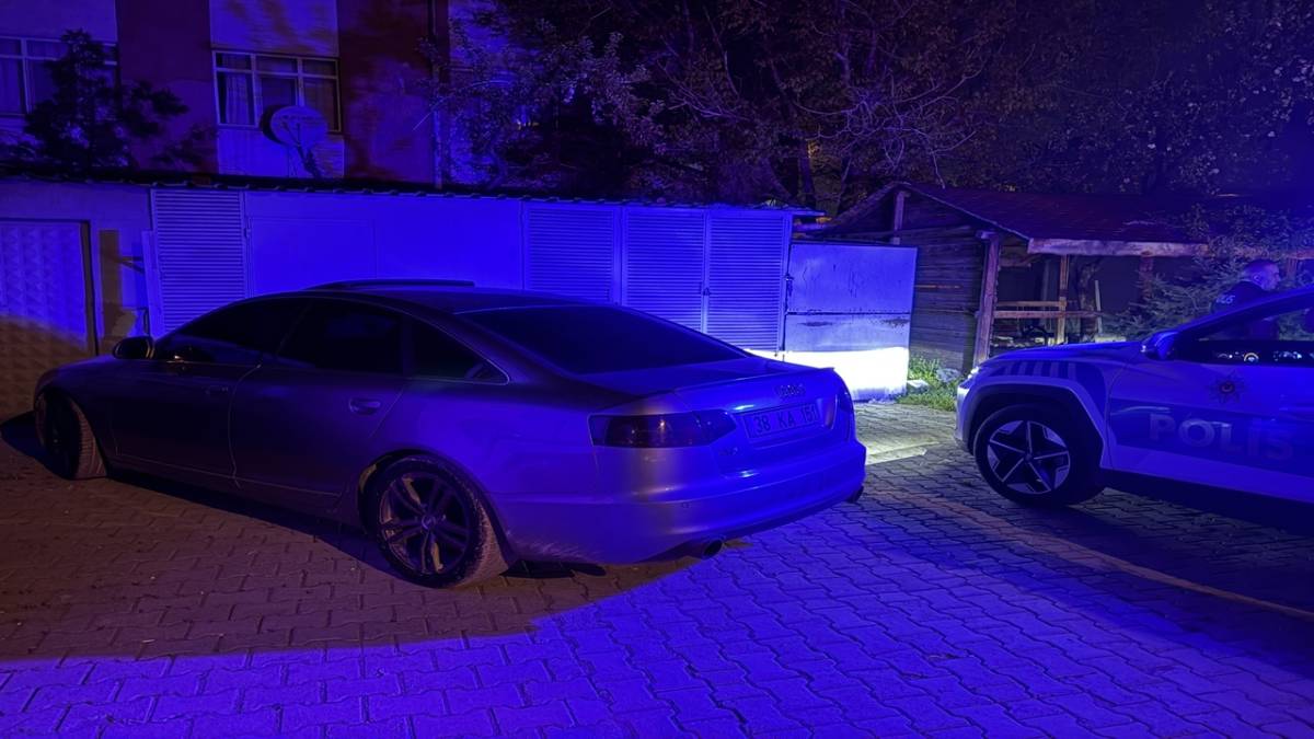 OTOMOBİLİ BIRAKIP KAÇTI