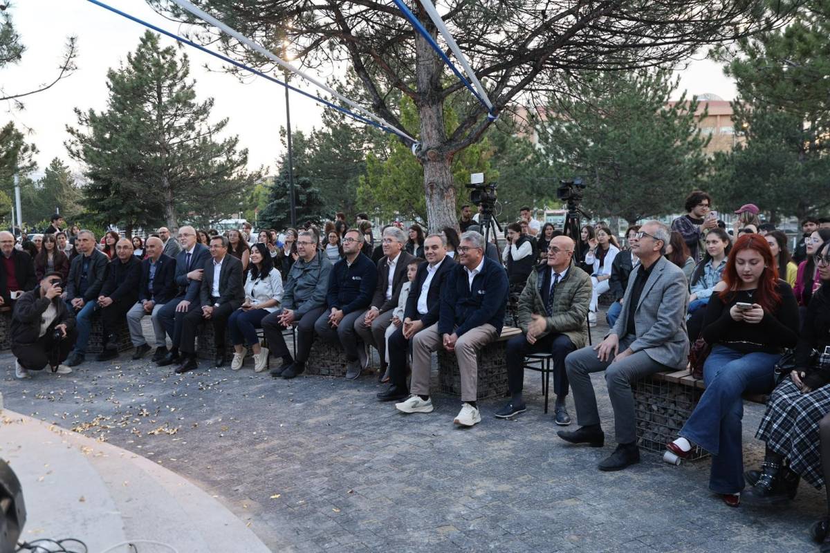 ERÜ SAHNE MUHTEŞEM KONSERLE AÇILDI