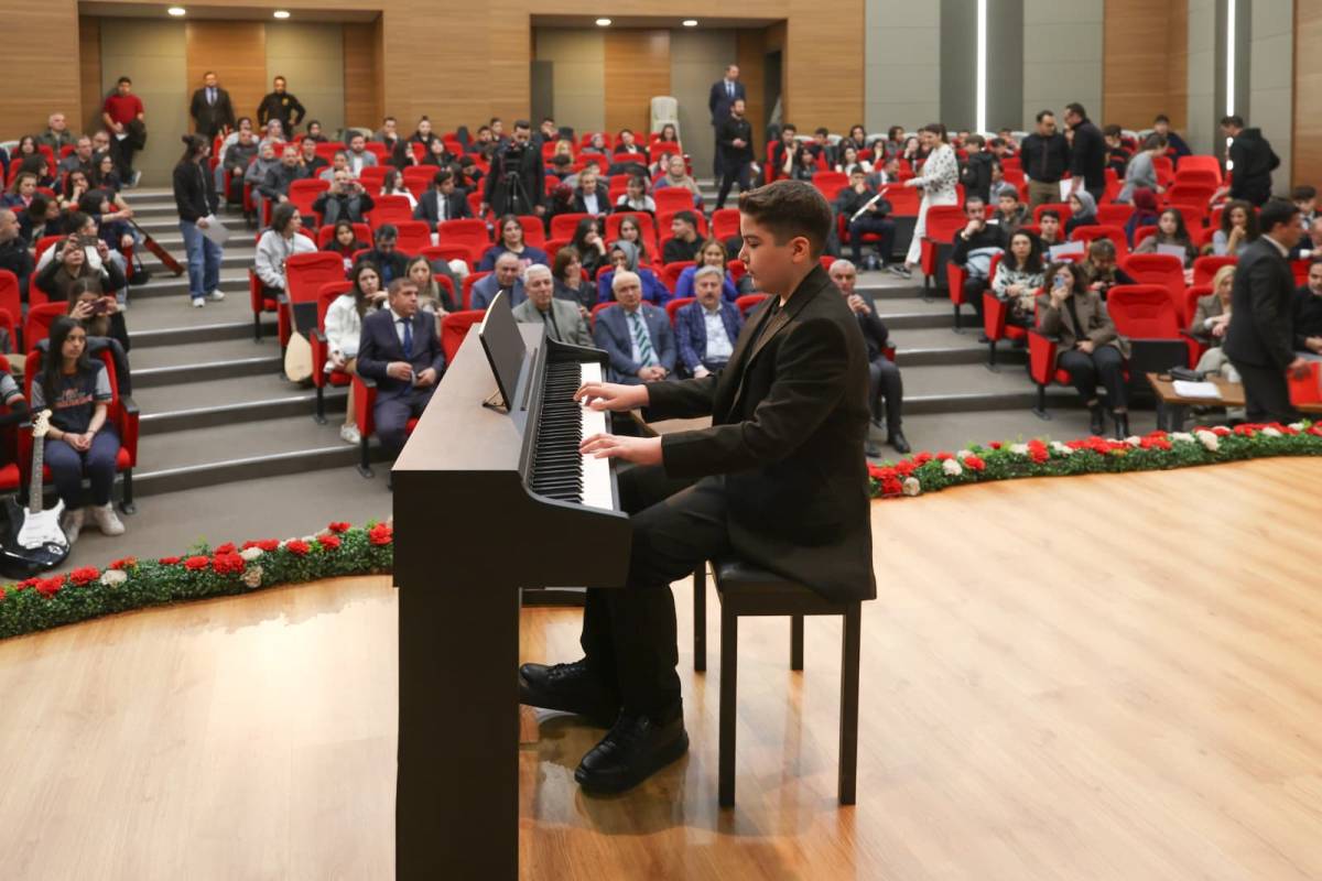 'SEN YAPARSIN MELİKGAZİ'DE BAŞARILI OLAN KÜÇÜK MÜZİSYENLER ÖDÜLLERİNİ ALDI