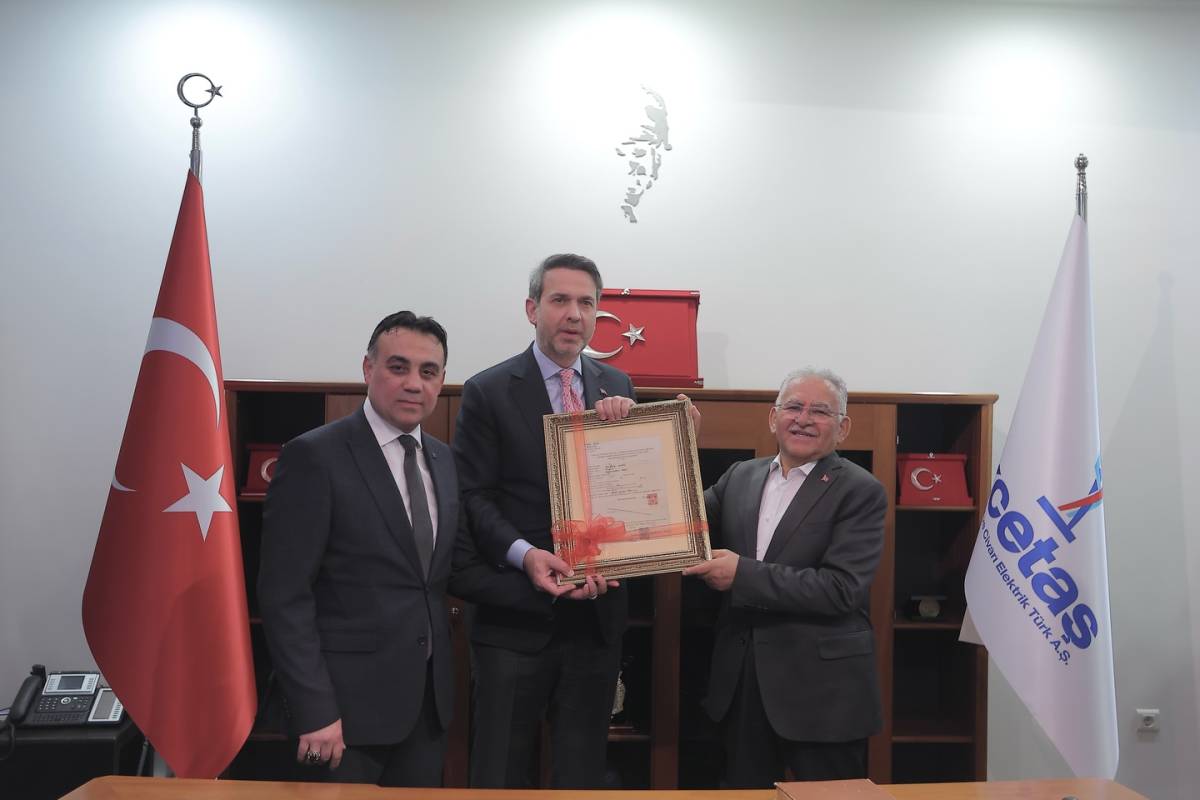 BAKAN BAYRAKTAR’DAN KCETAŞ VURGUSU: “ENERJİDE TÜRKİYE’YE ÖRNEK”