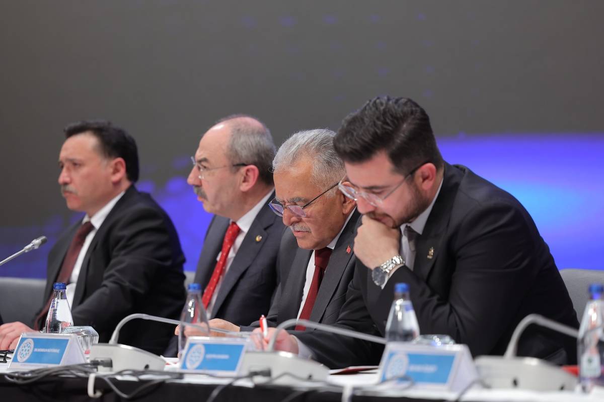 BAKAN BAYRAKTAR’DAN KCETAŞ VURGUSU: “ENERJİDE TÜRKİYE’YE ÖRNEK”