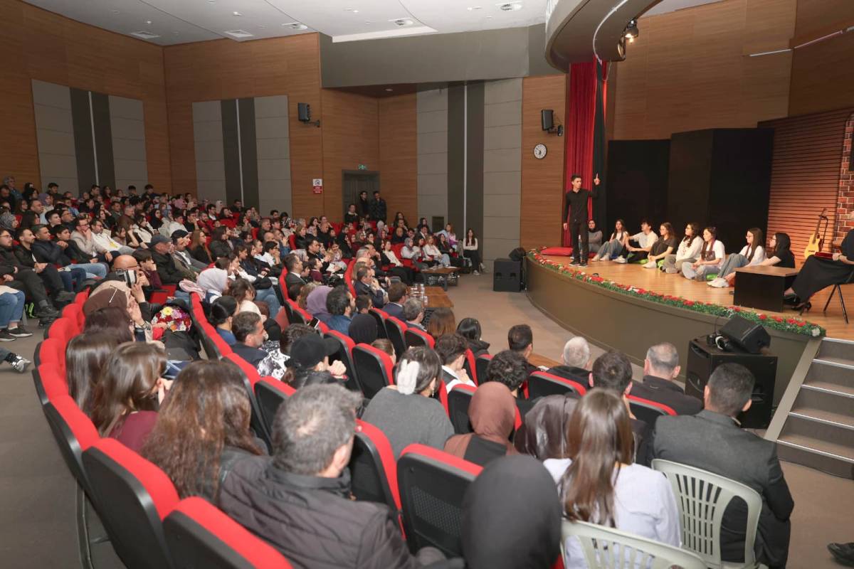 TİYATRO OYUNU BÜYÜK ALKIŞ TOPLADI