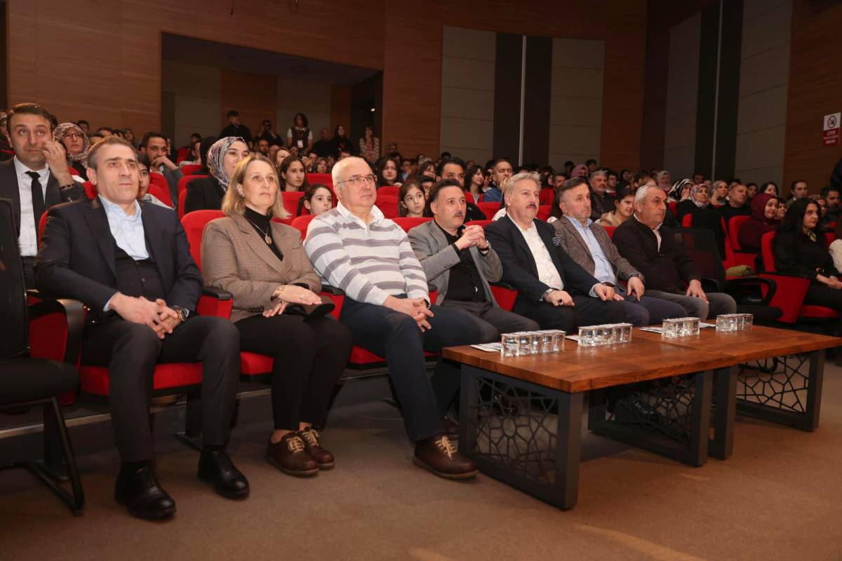 TİYATRO OYUNU BÜYÜK ALKIŞ TOPLADI