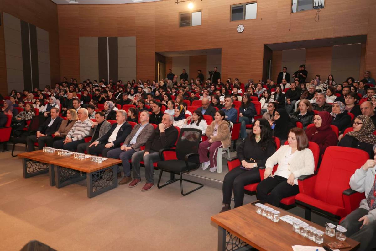 TİYATRO OYUNU BÜYÜK ALKIŞ TOPLADI