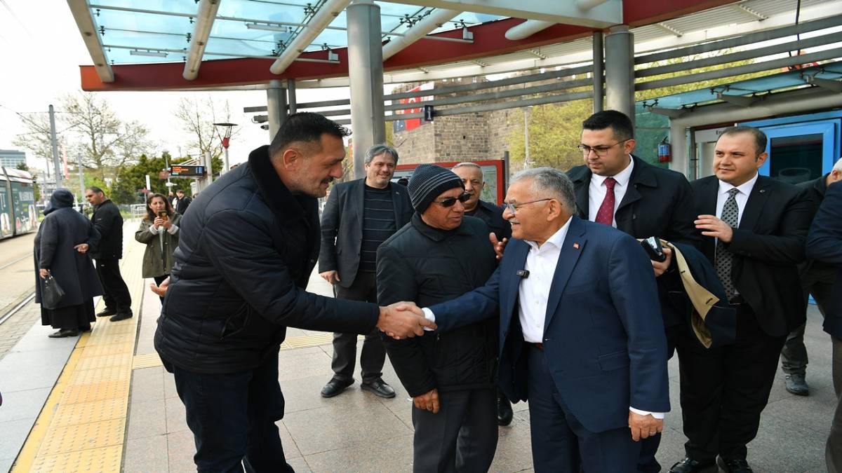 BÜYÜKKILIÇ’TAN TRAMVAYDA SICAK VE SAMİMİ YOLCULUK