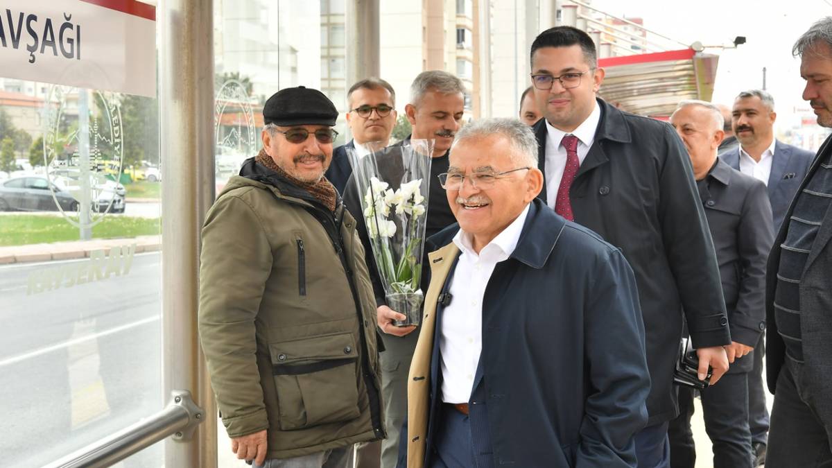 BÜYÜKKILIÇ’TAN TRAMVAYDA SICAK VE SAMİMİ YOLCULUK