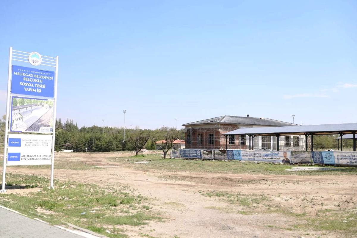 SELÇUKLU MAHALLESİ’NİN ÇOK AMAÇLI SOSYAL TESİSİ HIZLA YÜKSELİYOR