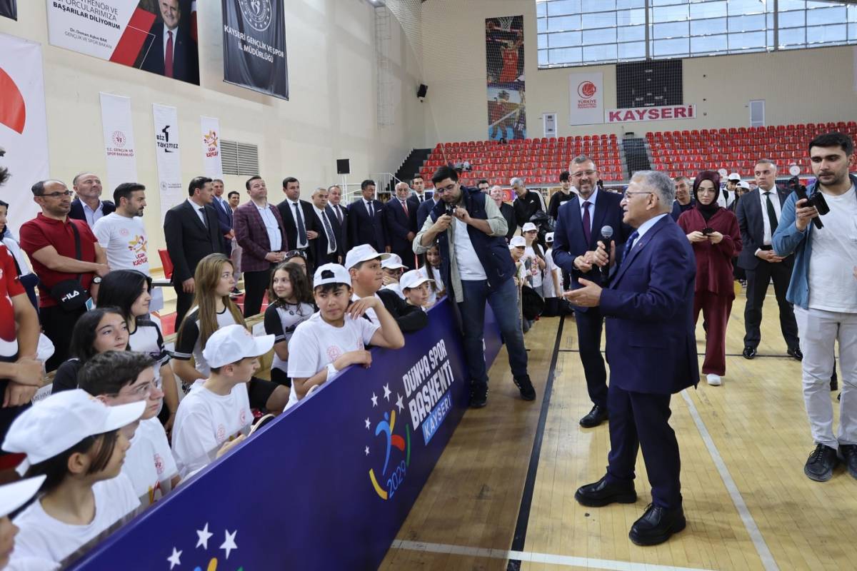 BÜYÜKKILIÇ, UÇAN KAYKAY PROJESİ’NDE GENÇLERLE BULUŞTU