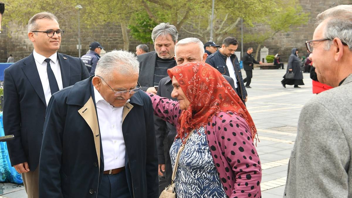 BÜYÜKKILIÇ’TAN TRAMVAYDA SICAK VE SAMİMİ YOLCULUK
