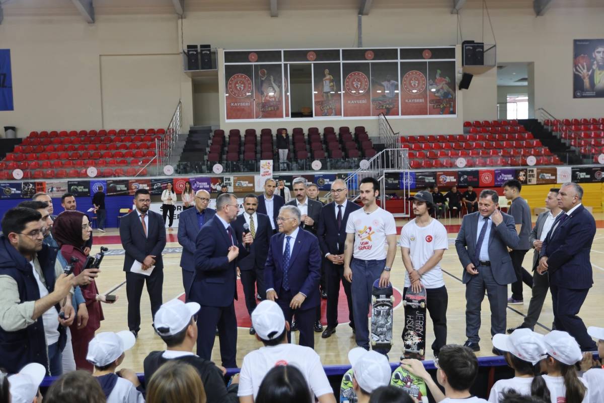 BÜYÜKKILIÇ, UÇAN KAYKAY PROJESİ’NDE GENÇLERLE BULUŞTU