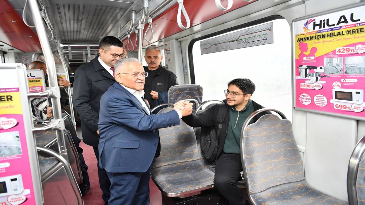 BÜYÜKKILIÇ’TAN TRAMVAYDA SICAK VE SAMİMİ YOLCULUK