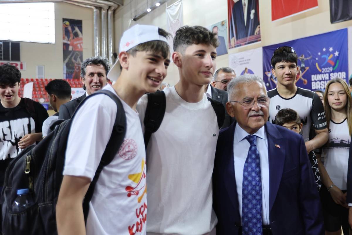 BÜYÜKKILIÇ, UÇAN KAYKAY PROJESİ’NDE GENÇLERLE BULUŞTU