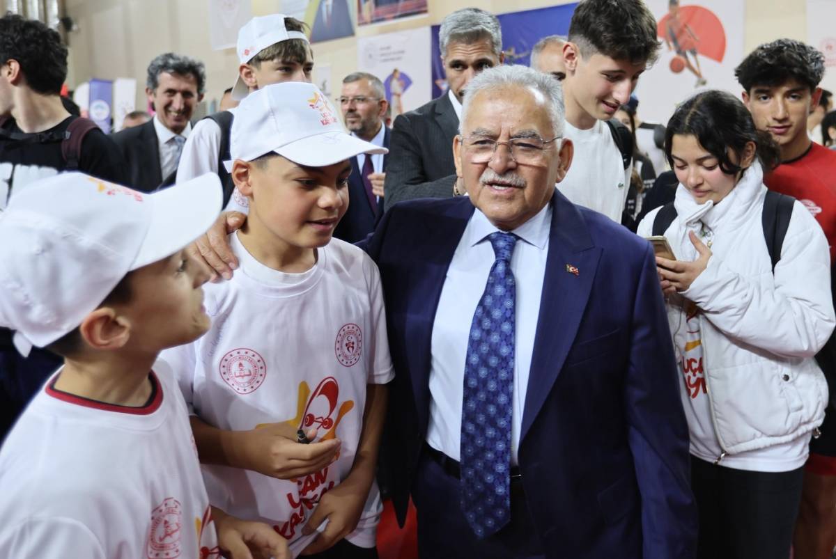 BÜYÜKKILIÇ, UÇAN KAYKAY PROJESİ’NDE GENÇLERLE BULUŞTU