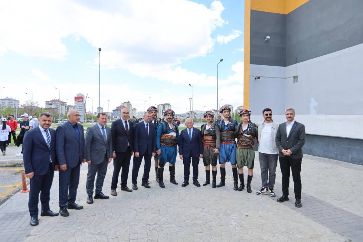 BÜYÜKKILIÇ, UÇAN KAYKAY PROJESİ’NDE GENÇLERLE BULUŞTU