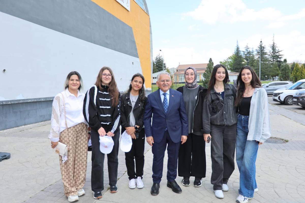 BÜYÜKKILIÇ, UÇAN KAYKAY PROJESİ’NDE GENÇLERLE BULUŞTU