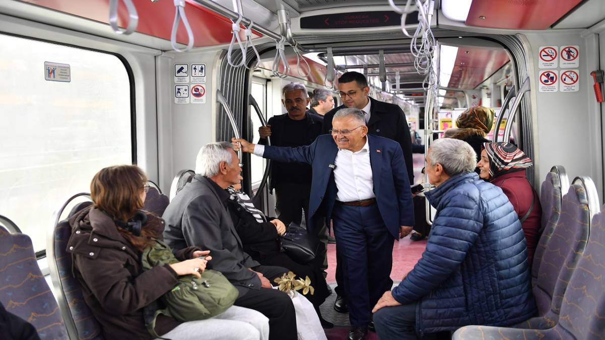 BÜYÜKKILIÇ’TAN TRAMVAYDA SICAK VE SAMİMİ YOLCULUK