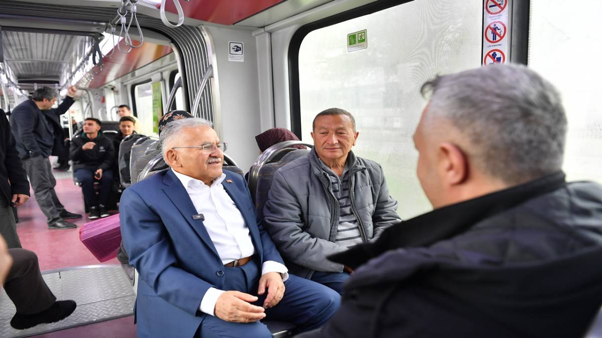 BÜYÜKKILIÇ’TAN TRAMVAYDA SICAK VE SAMİMİ YOLCULUK