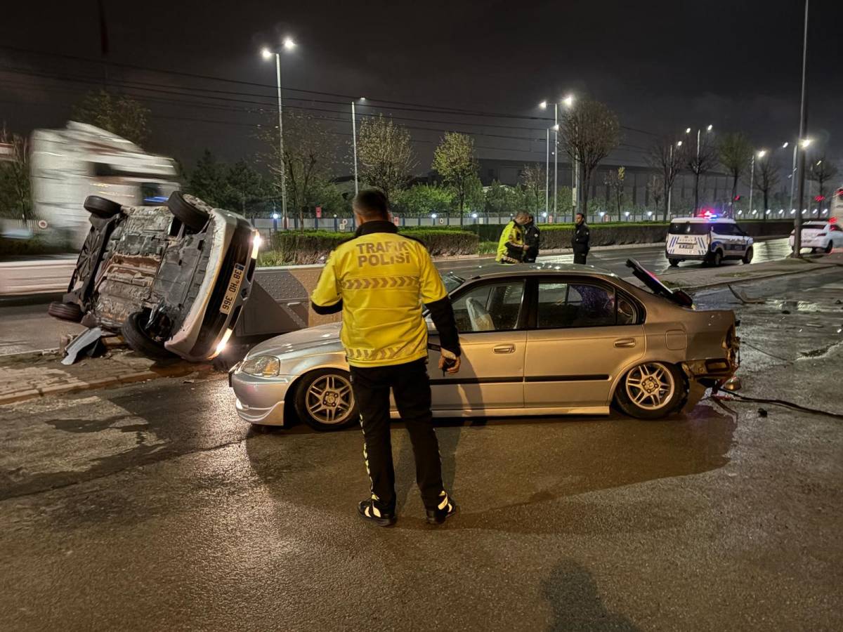 OTOMOBİL PARK HALİNDEKİ ARACA ÇARPIP YAN YATTI