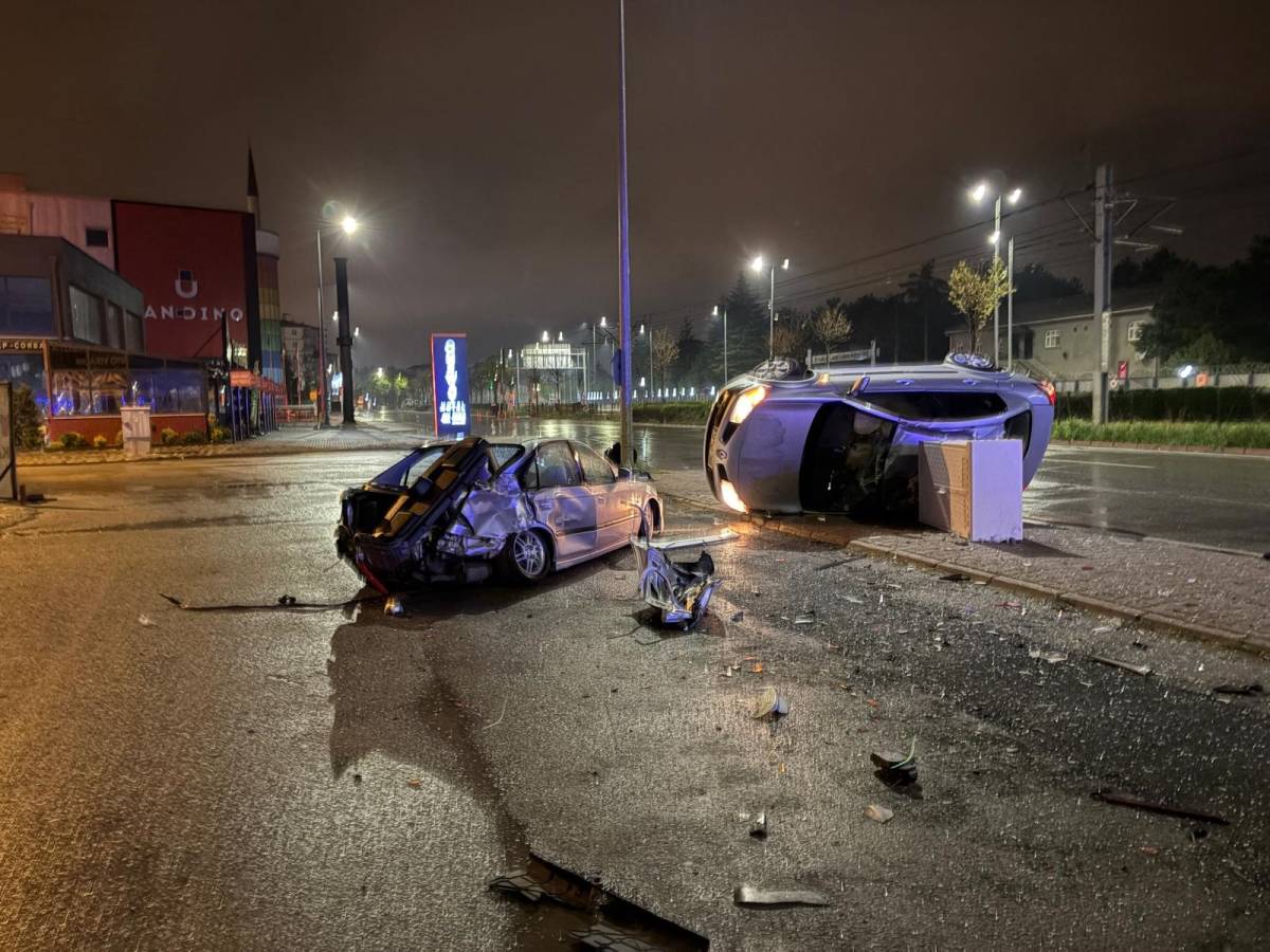 OTOMOBİL PARK HALİNDEKİ ARACA ÇARPIP YAN YATTI