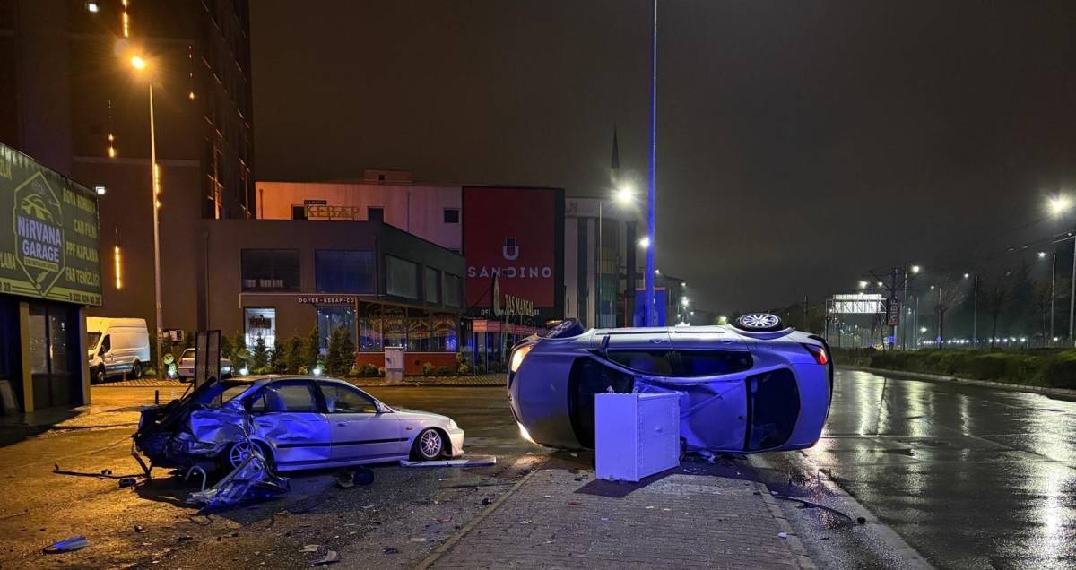 OTOMOBİL PARK HALİNDEKİ ARACA ÇARPIP YAN YATTI