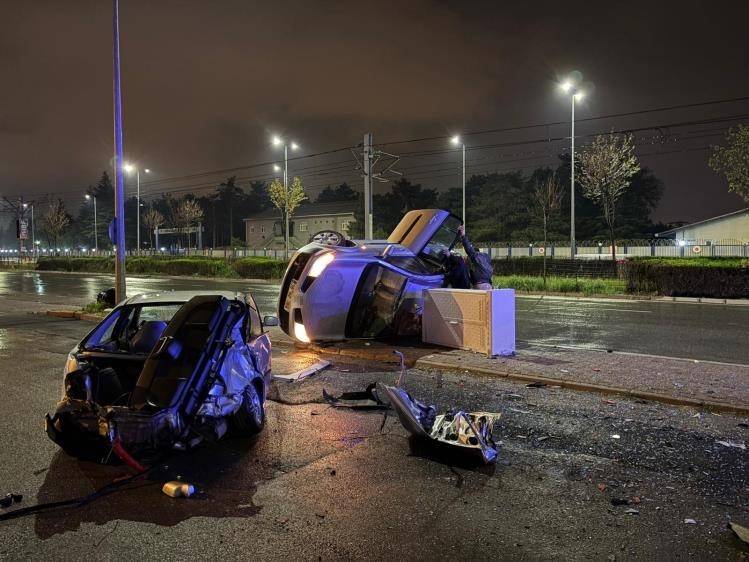 OTOMOBİL PARK HALİNDEKİ ARACA ÇARPIP YAN YATTI