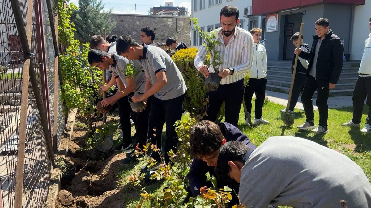OKUL BAHÇESİ LAVANTA VE GÜLLERLE DONATILDI