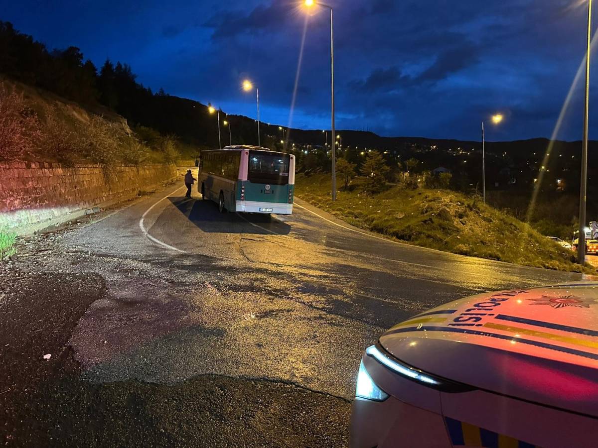 ÇALDIĞI ÖZEL HALK OTOBÜSÜYLE KAZA YAPTI