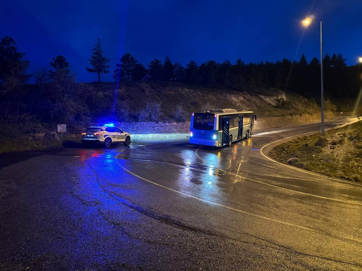 ÇALDIĞI ÖZEL HALK OTOBÜSÜYLE KAZA YAPTI