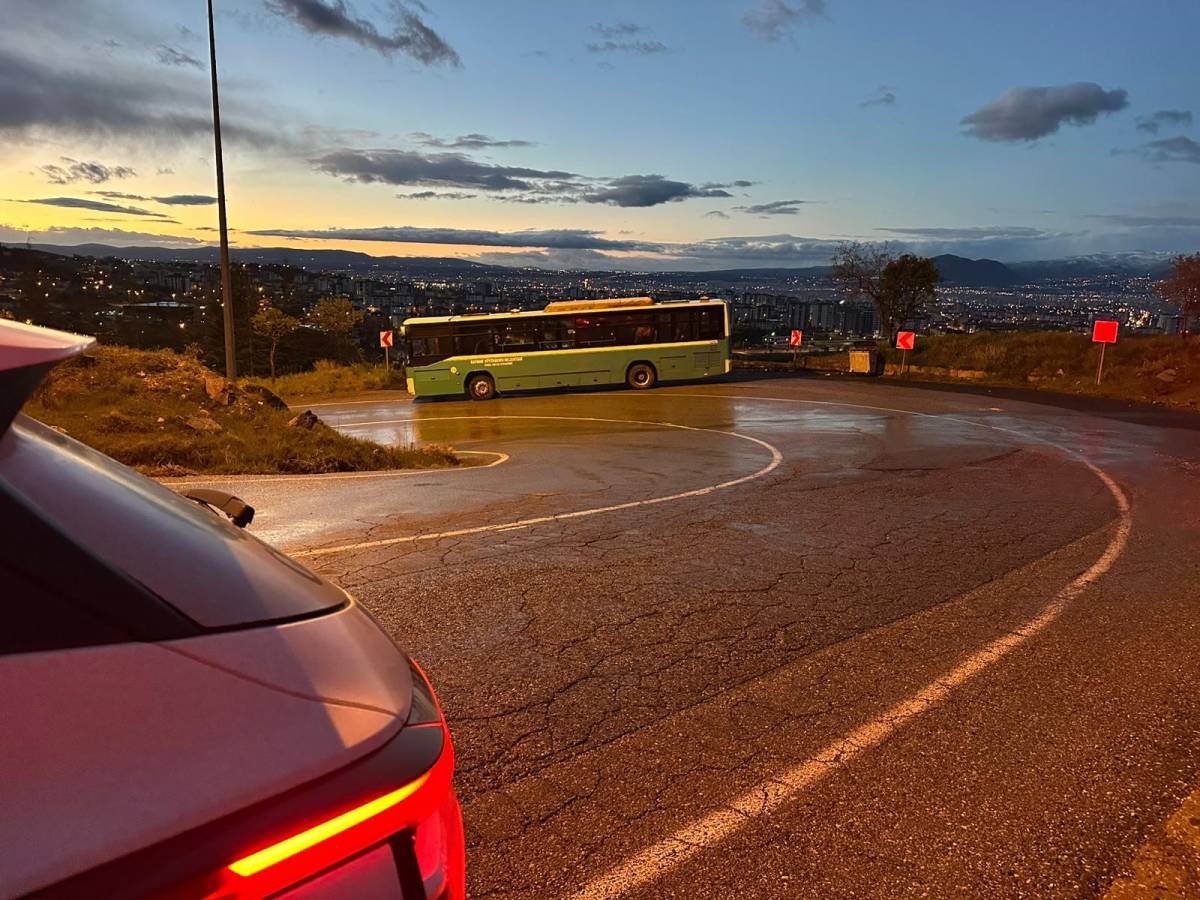 ÇALDIĞI ÖZEL HALK OTOBÜSÜYLE KAZA YAPTI