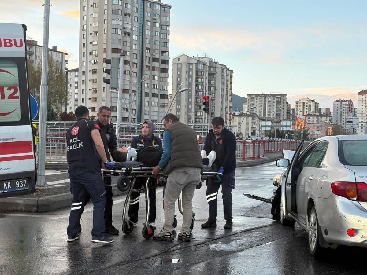 TİCARİ TAKSİYLE OTOMOBİL ÇARPIŞTI: 2 YARALI