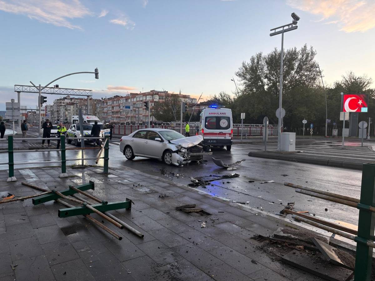 TİCARİ TAKSİYLE OTOMOBİL ÇARPIŞTI: 2 YARALI