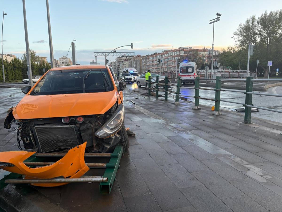 TİCARİ TAKSİYLE OTOMOBİL ÇARPIŞTI: 2 YARALI