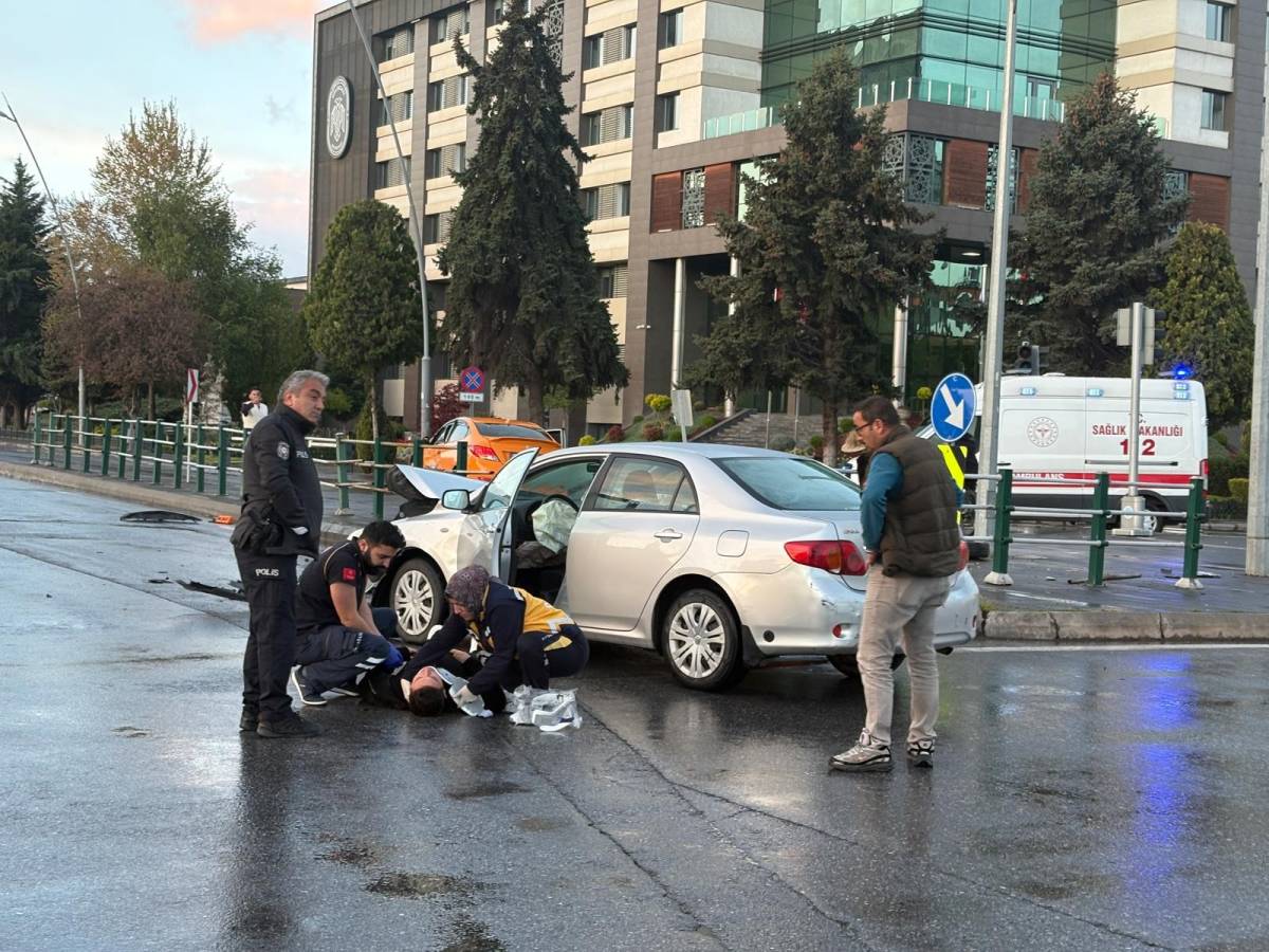 TİCARİ TAKSİYLE OTOMOBİL ÇARPIŞTI: 2 YARALI
